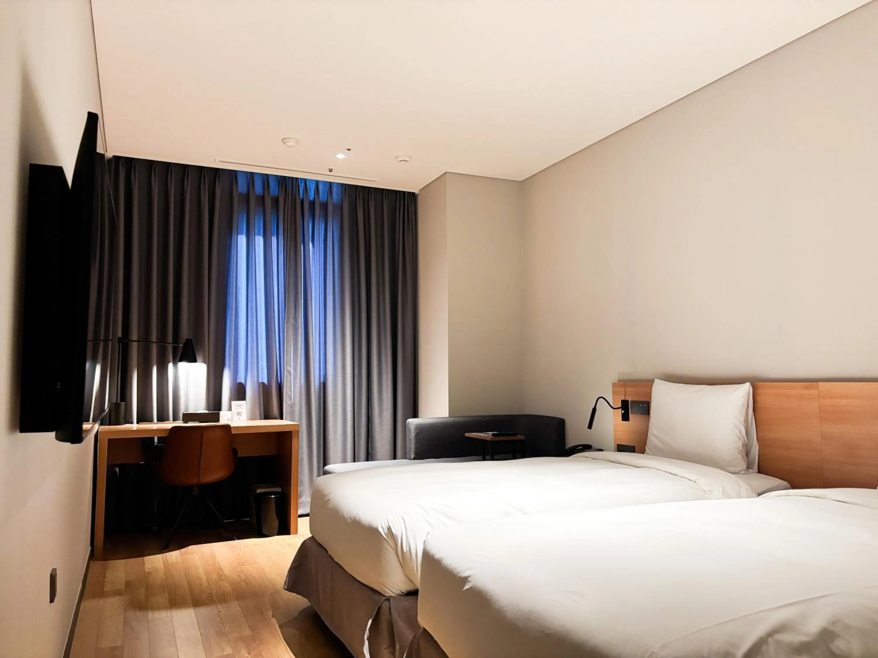 Superior Twin Room in Ibis Ambassador Suwon