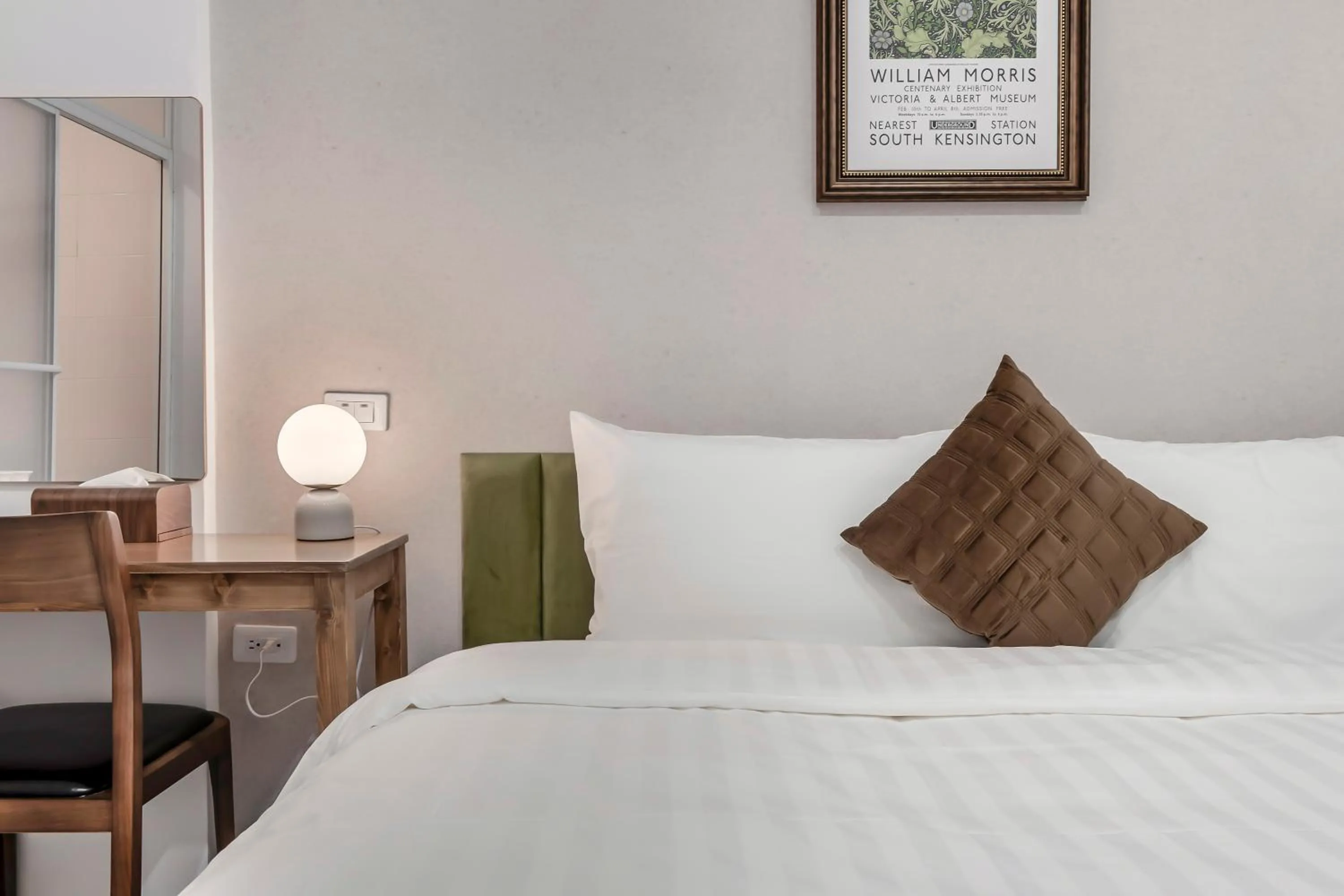 Small Double Room - No Window in Sunset Mu Style Inn