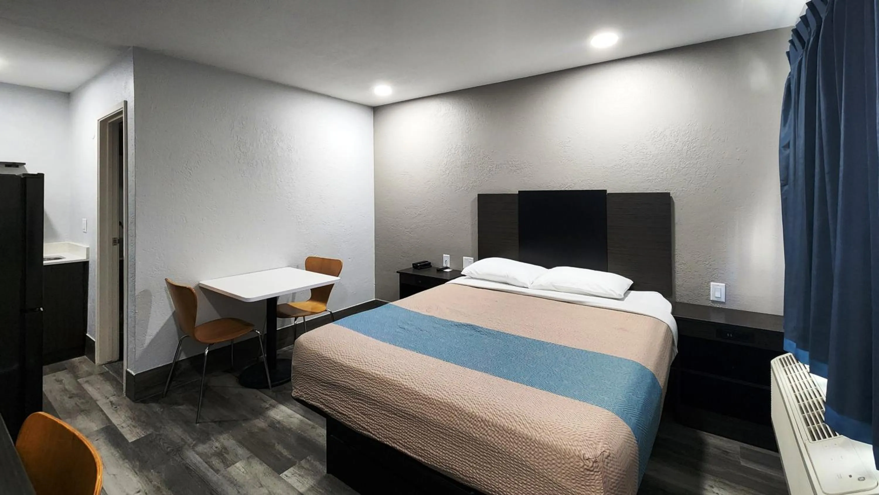 Deluxe Queen Room - Non-Smoking in Studio 6 Galveston TX