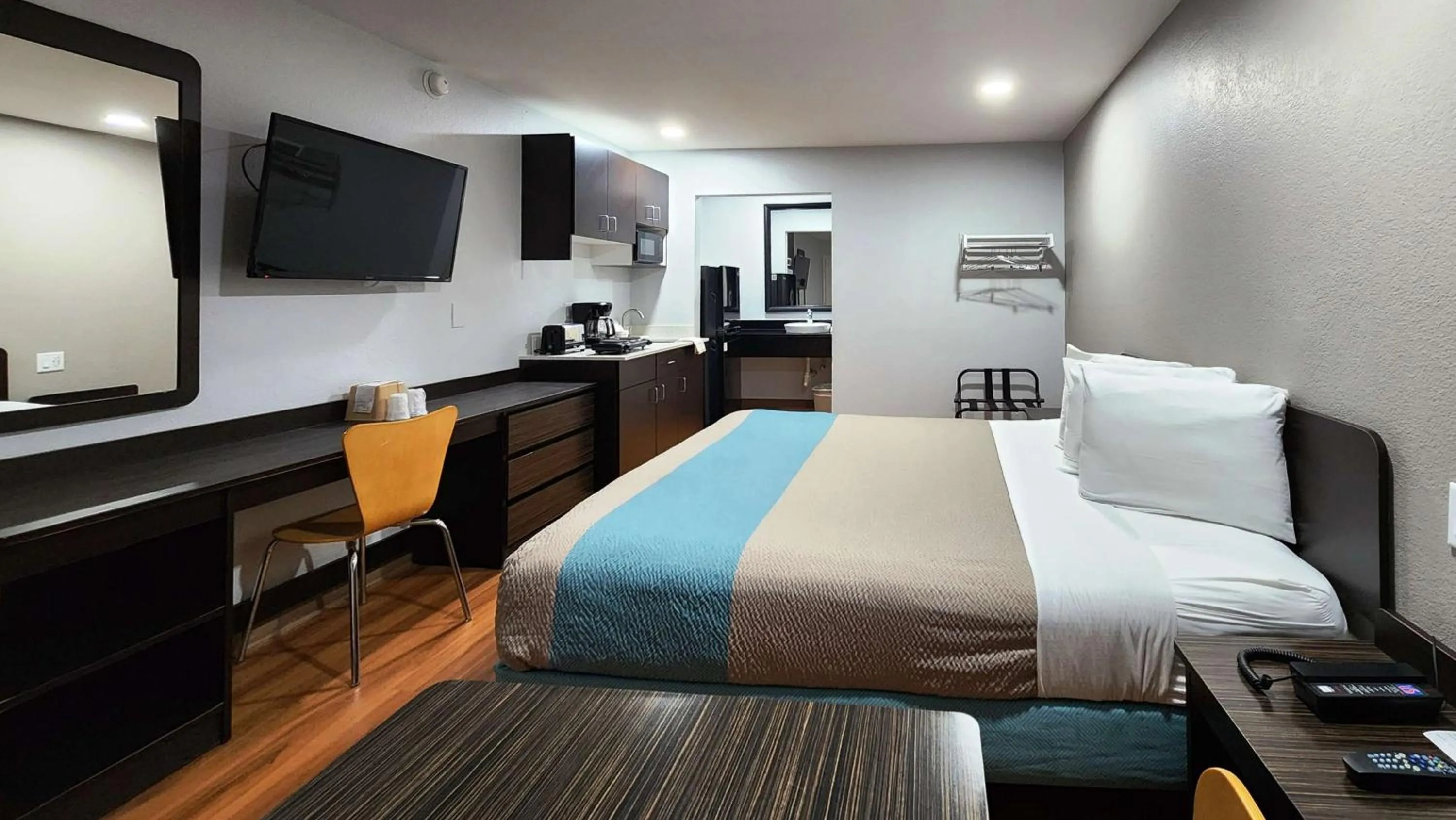 Deluxe King Room - Non-Smoking in Studio 6 Webster TX Houston NASA Lake