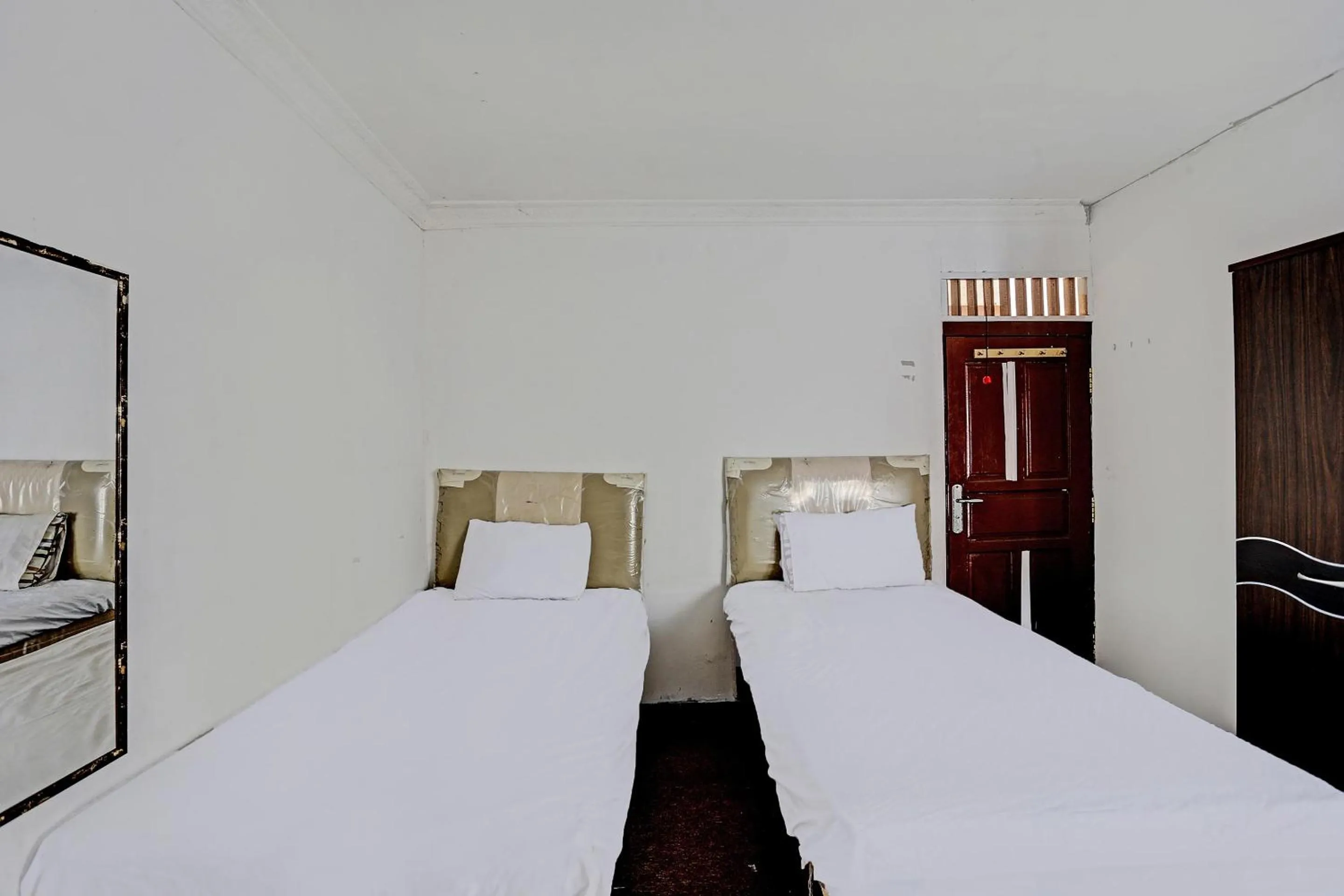 Small Twin Room in SPOT ON 92529 Penginapan Wisma Bintang Syariah Near MTs Al Ma'arif Kota Bangun